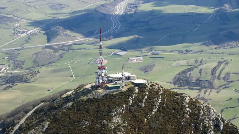 Montagna con antenne