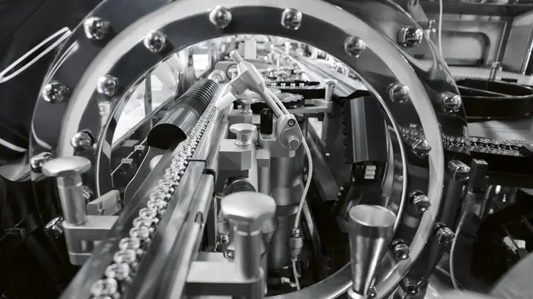 Automatic dosing and packaging system for liquid or powder products