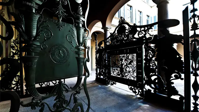 Particolare dell'ingresso della sede di Mediobanca