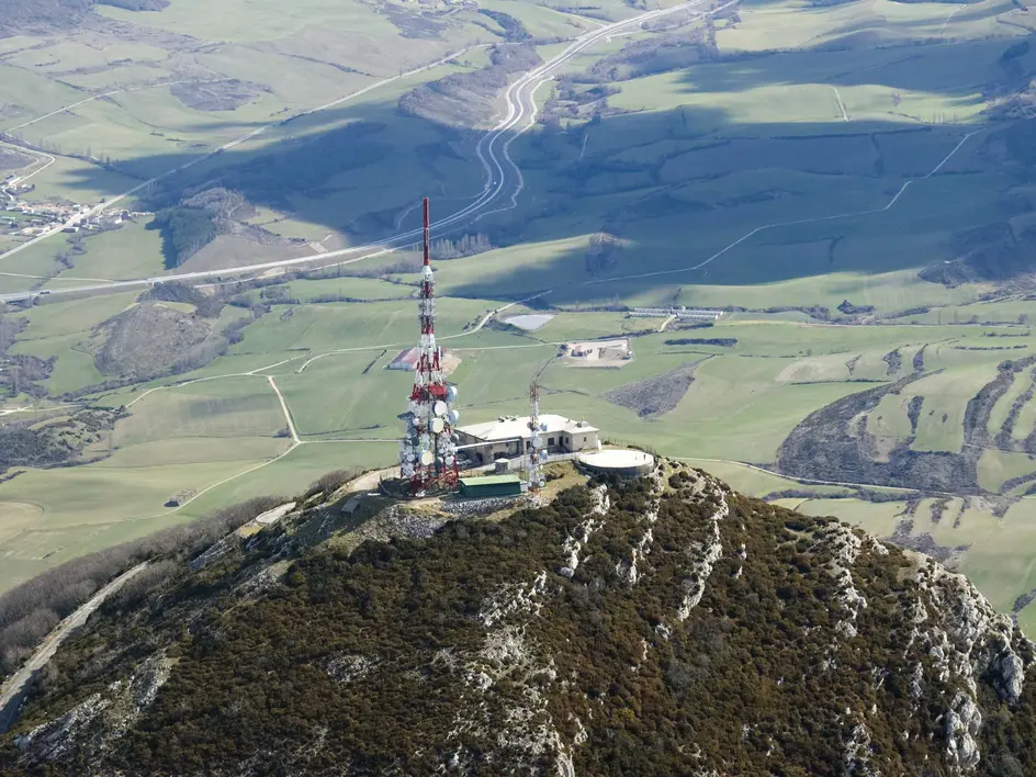 montagna con antenne