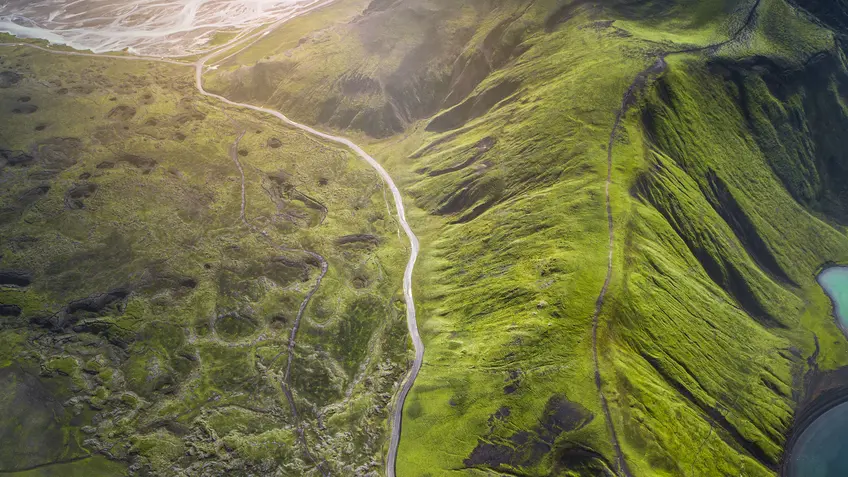 vista dall'alto di un panorama verde con una strada
